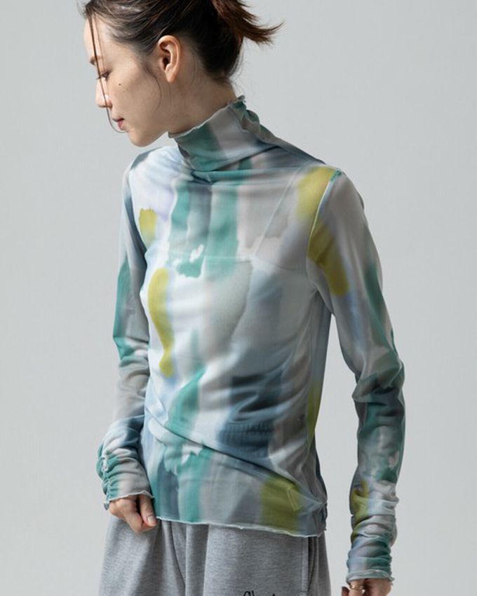 日本 gleam - 水彩畫風透膚皺摺高領長袖上衣-深棕x藍系