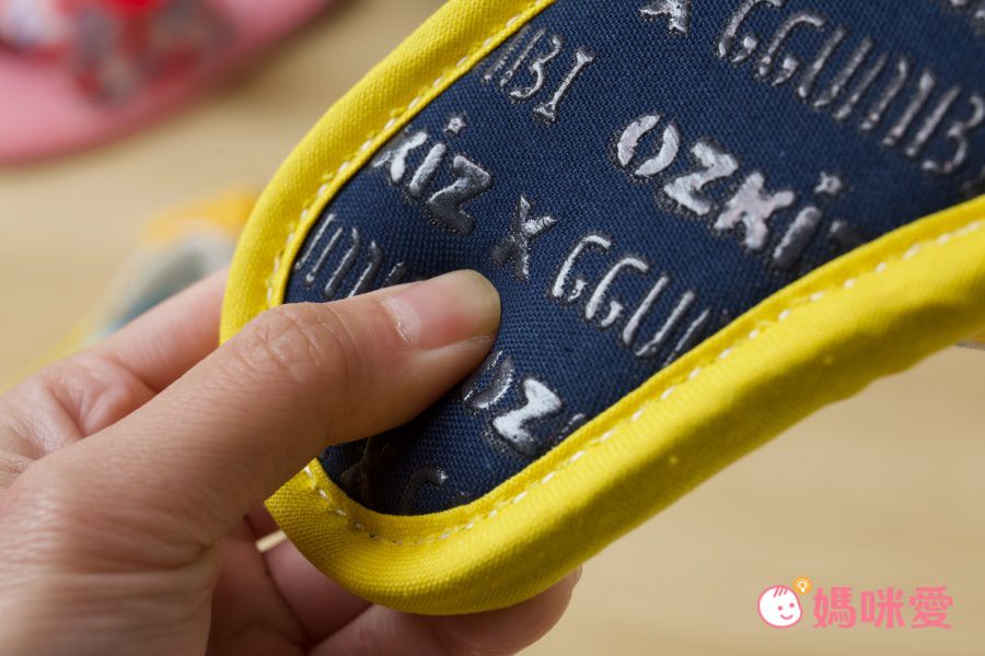 韓國 OZKIZ - 消音防滑室內鞋-LED閃耀聖誕款-聖誕樹麋鹿