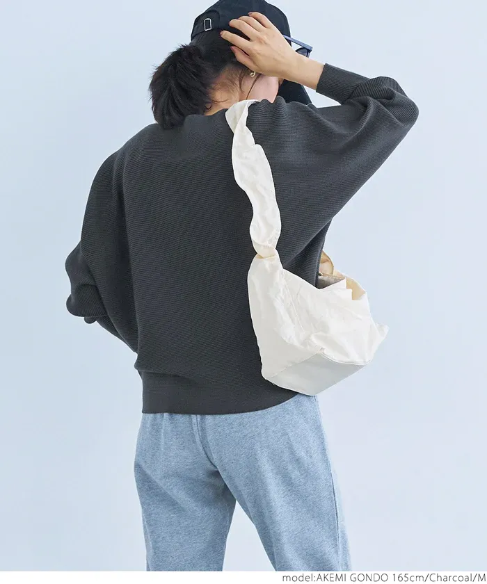 日本 COCA - 顯瘦船型領薄針織上衣-米