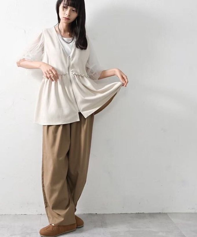 日本 ELENCARE DUE - 麂皮V領層次感傘擺拉鏈背心-象牙白