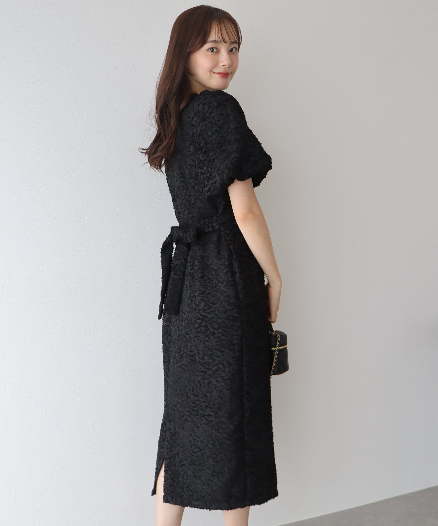 日本 BLUE EAST - 時尚抽鬚後綁帶泡泡袖洋裝-米杏