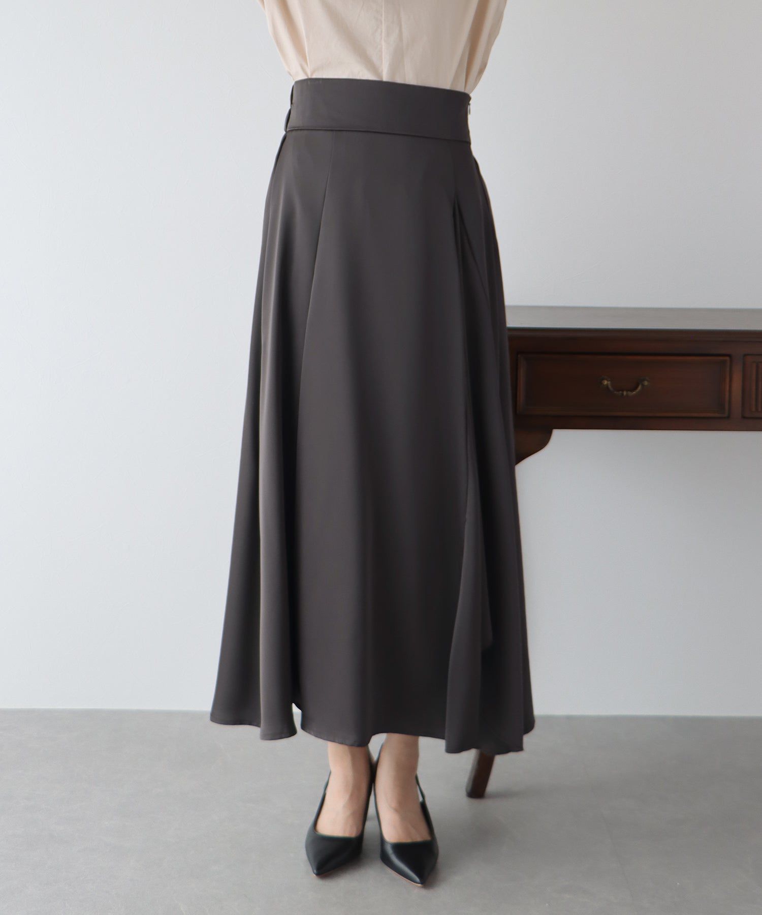 日本 BLUE EAST - 光澤不規則抓皺修身長裙-深灰