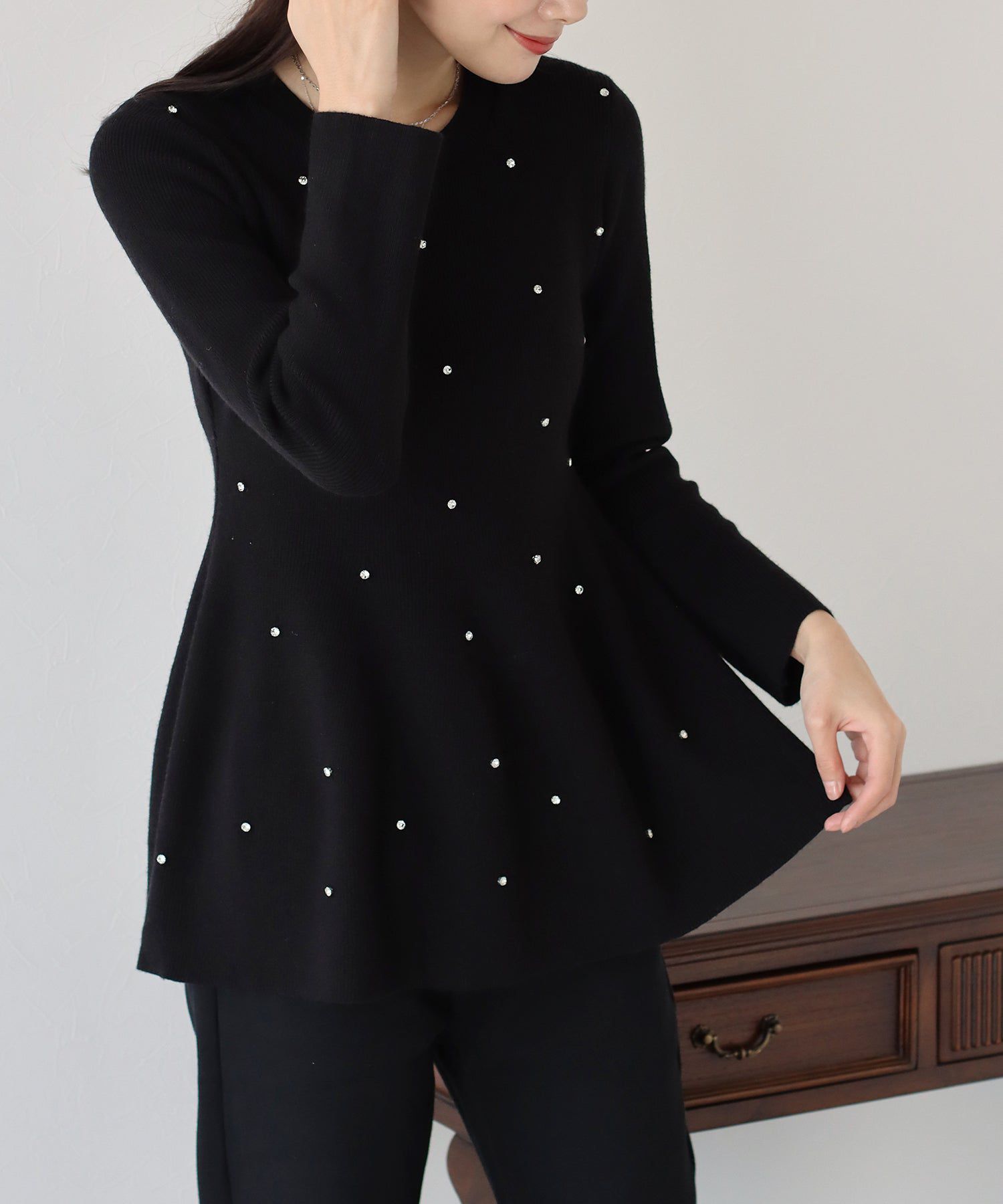 日本 BLUE EAST - 奢華墜飾傘狀修身針織上衣-黑