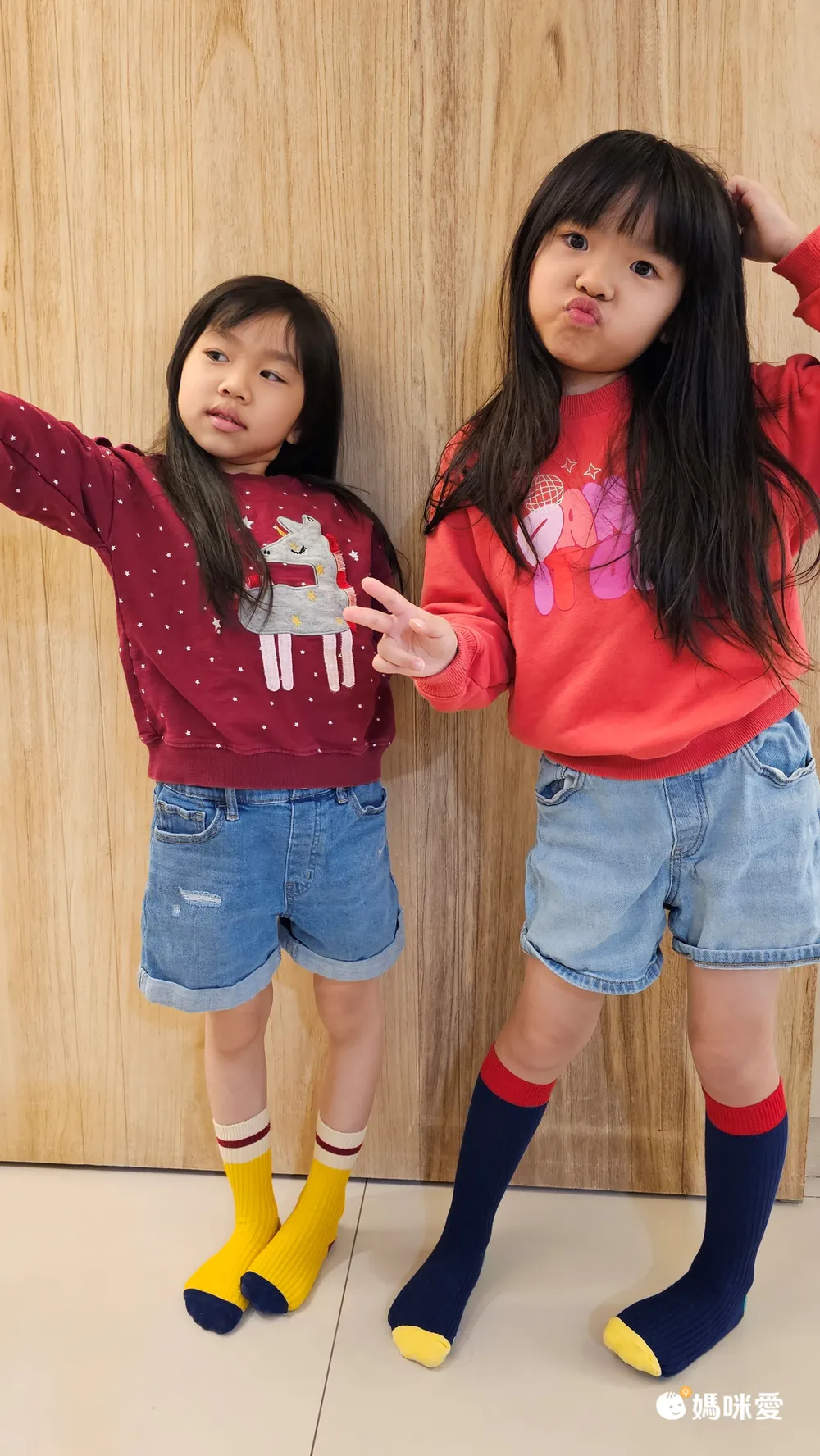 曼＆柔穿上後直呼超級舒服！貼合腿型之外，也不容易因為跑跳就鬆垮！加上有防滑矽膠的襪底，讓孩子在家蹦蹦跳跳也不擔心～