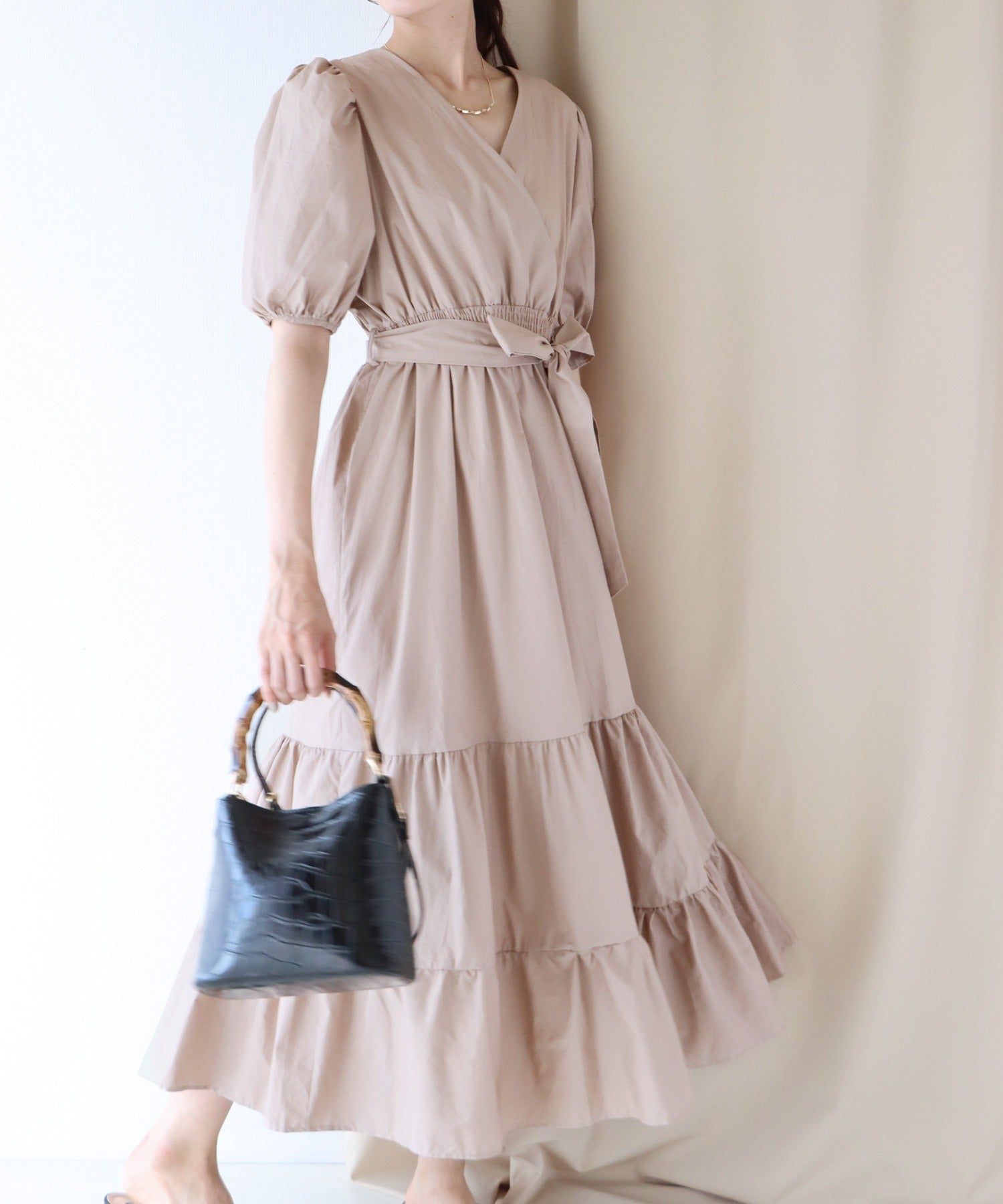 日本 BLUE EAST - 優雅小V領綁帶澎澎袖洋裝-奶茶棕