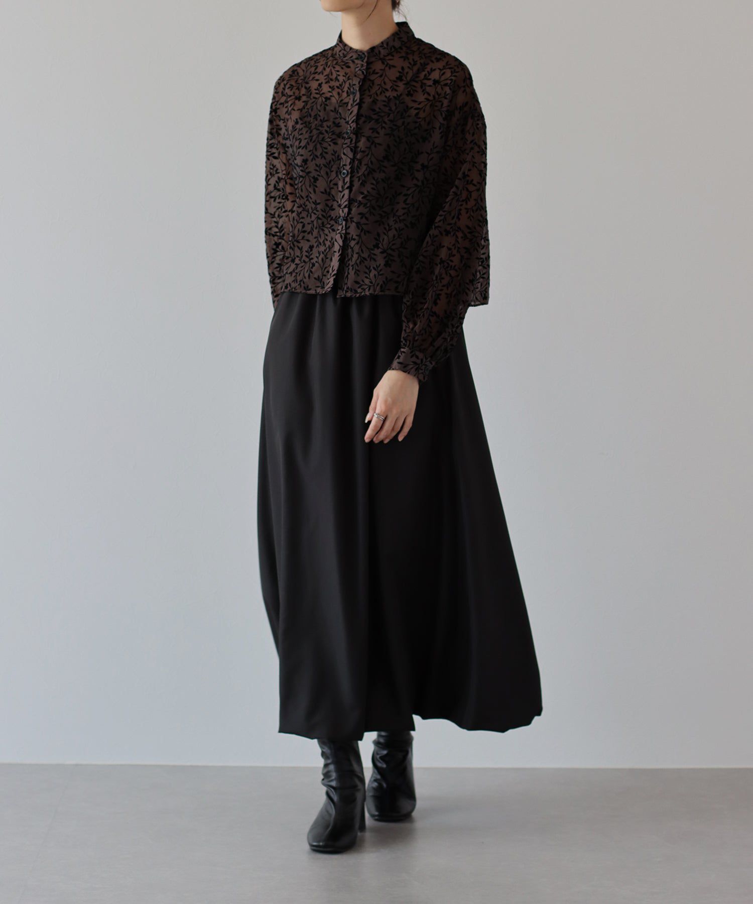 日本 BLUE EAST - 優雅透感植物紋長袖襯衫-黑