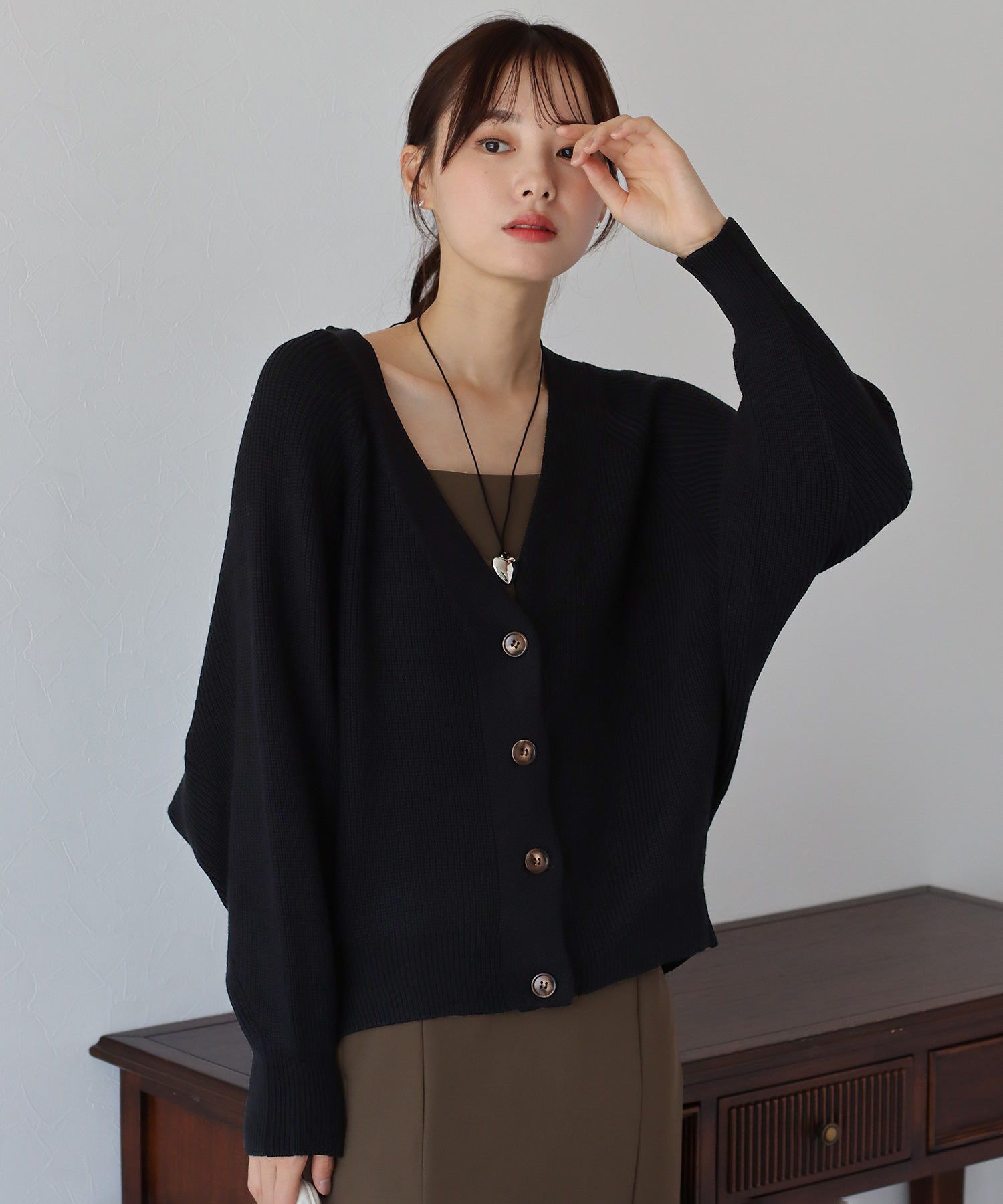 日本 BLUE EAST - 百搭V領彈性針織外套-米杏