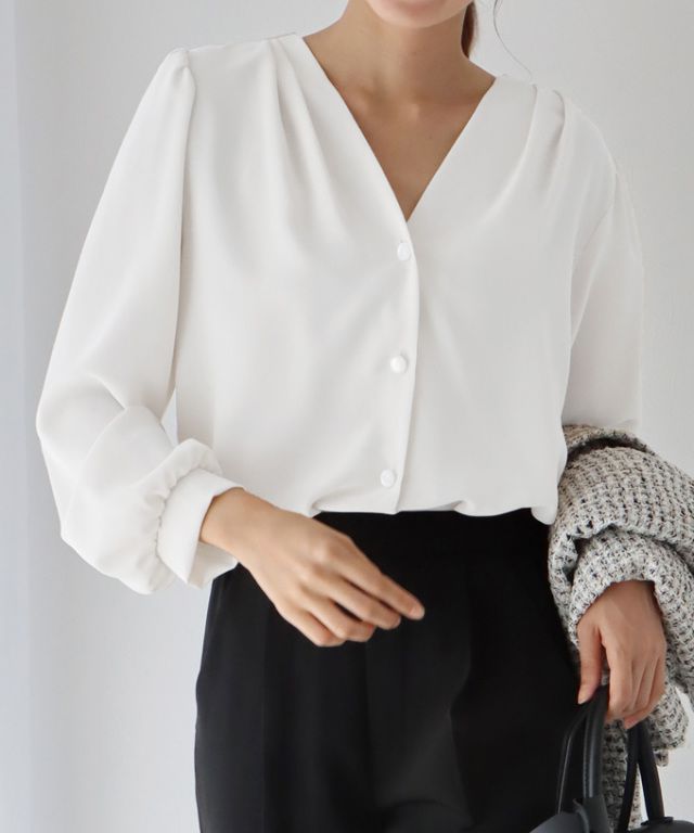 日本 BLUE EAST - 柔美光澤V領長袖襯衫-奶油白