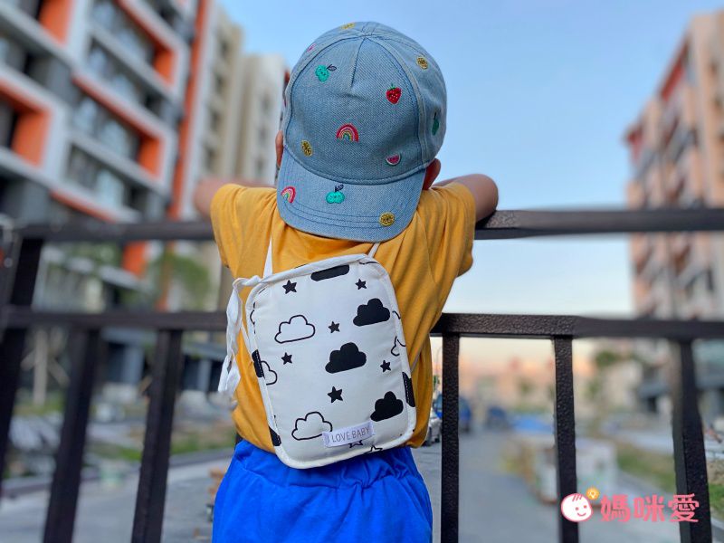 日本涼感雜貨 - 背巾/推車保冷墊 (附保冷劑/可當小背包)-黑白星星雲朵