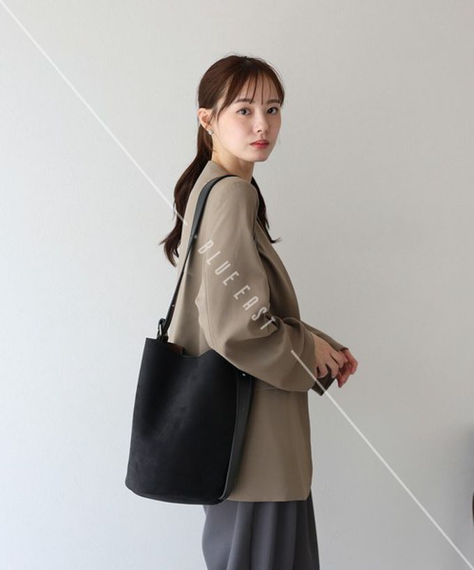 日本 BLUE EAST - 率性麂皮感大容量水桶造型側背包-淺卡其