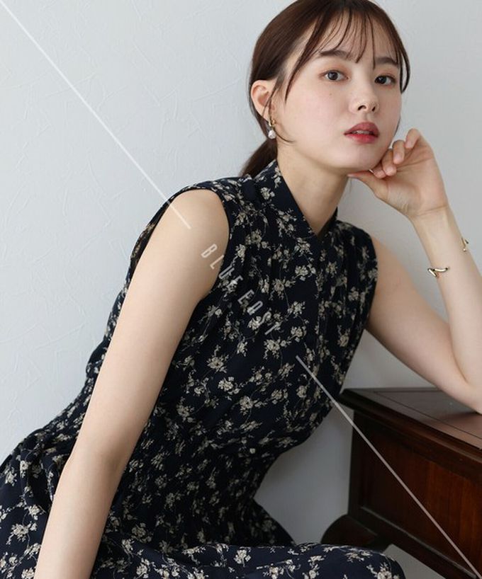 日本 BLUE EAST - 接觸冷感 縮腰顯瘦立領無袖洋裝-花朵-海軍藍 (M)