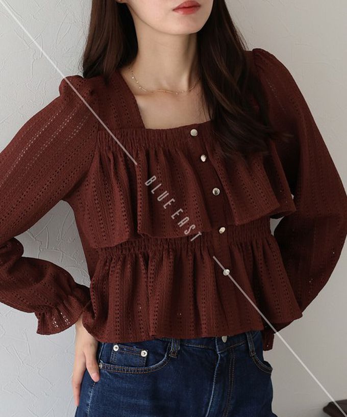 日本 BLUE EAST - 都會方領飄逸緹花層次長袖上衣-酒紅
