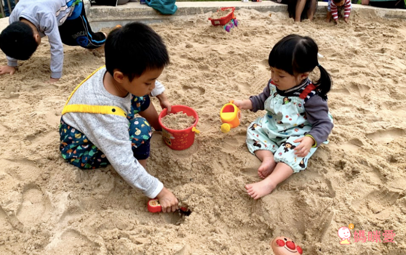 日本 akachan to issyo - 日本製防水玩沙衣/畫畫衣-交通工具-杏 (80-90㎝)-附收納袋