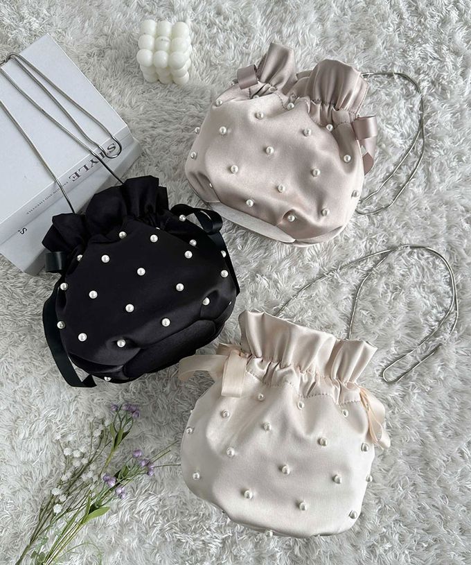 日本 Classical Elf - mily bilet 華麗緞面珍珠束口側背小包-象牙白