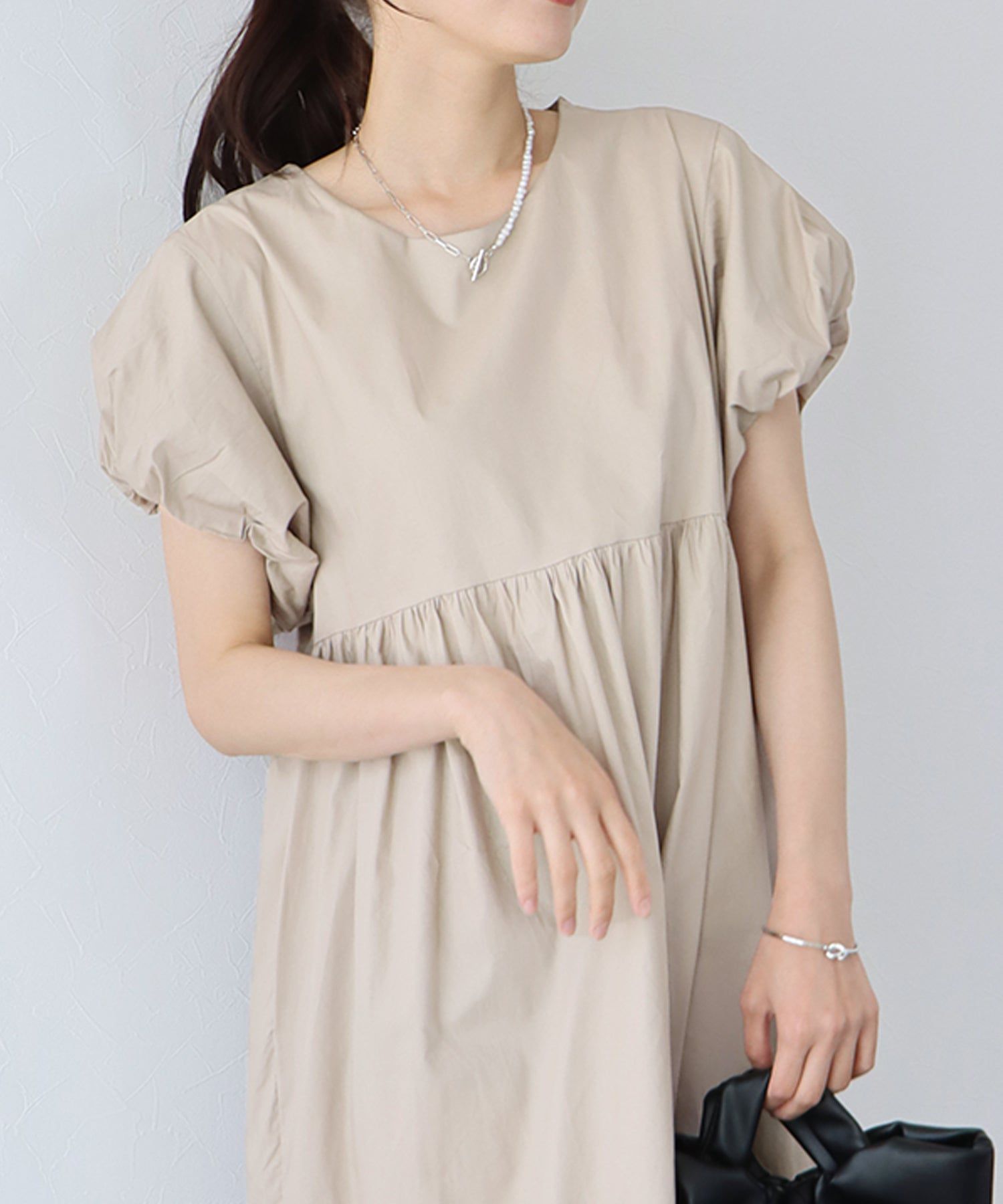 日本 BLUE EAST - 優雅的她泡泡袖洋裝-經典黑