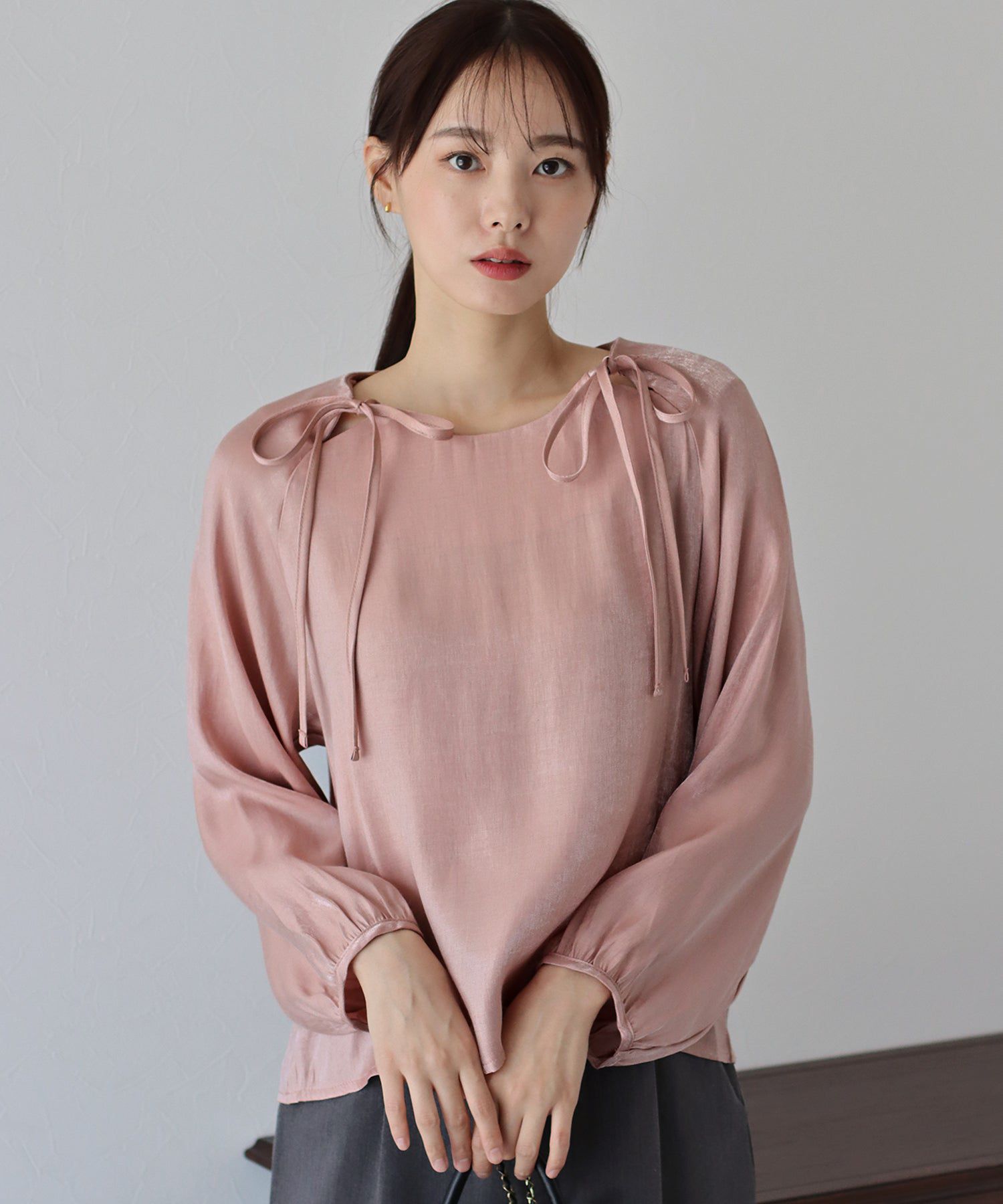 日本 BLUE EAST - 柔美前綁帶薄長袖上衣-黑