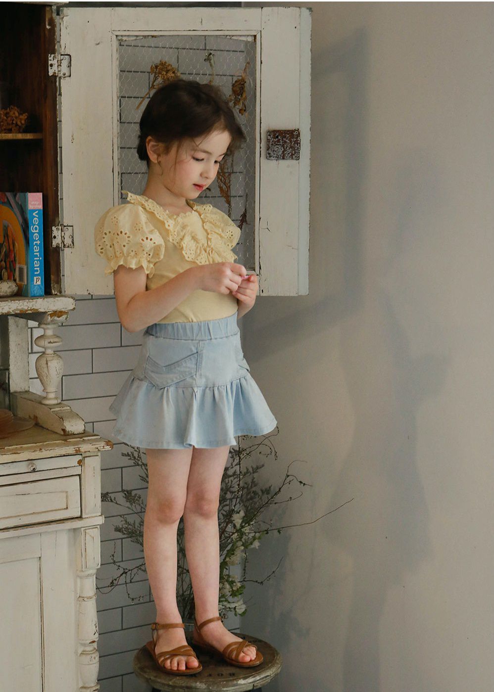 韓國 PuellaFLO - V字荷葉鏤空公主袖上衣-鵝黃