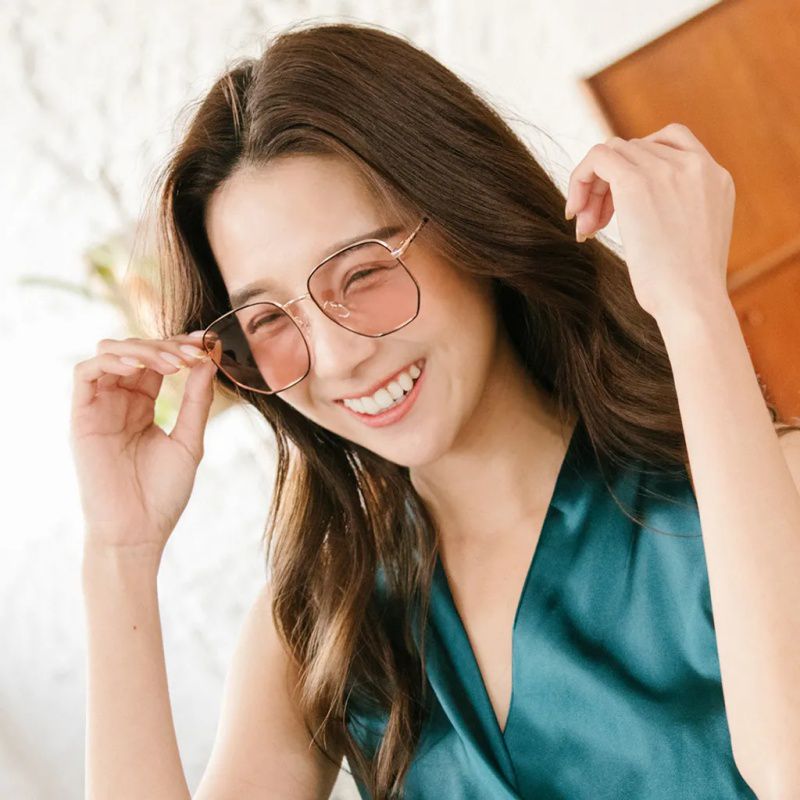 ALEGANT - 復古幾何裸櫻粉金色方框感光變色寶麗來偏光太陽眼鏡│UV400太陽眼鏡全天候適用