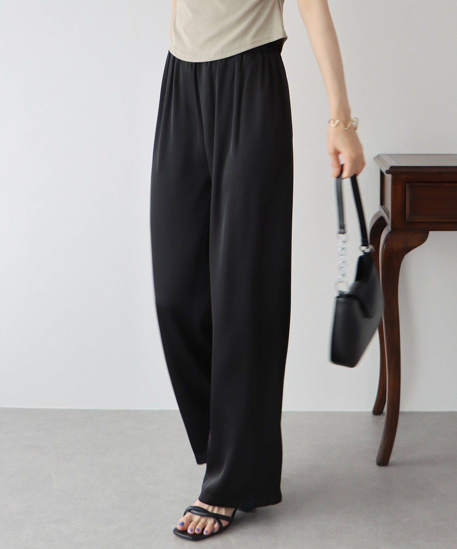 日本 BLUE EAST - 緞面光澤感垂墜感長褲-黑