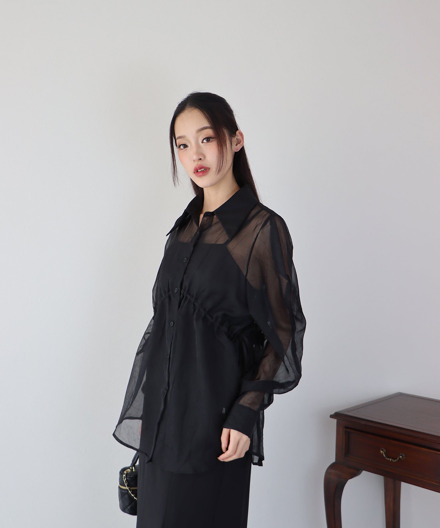 日本 BLUE EAST - 透膚抽繩翻領薄襯衫-米杏