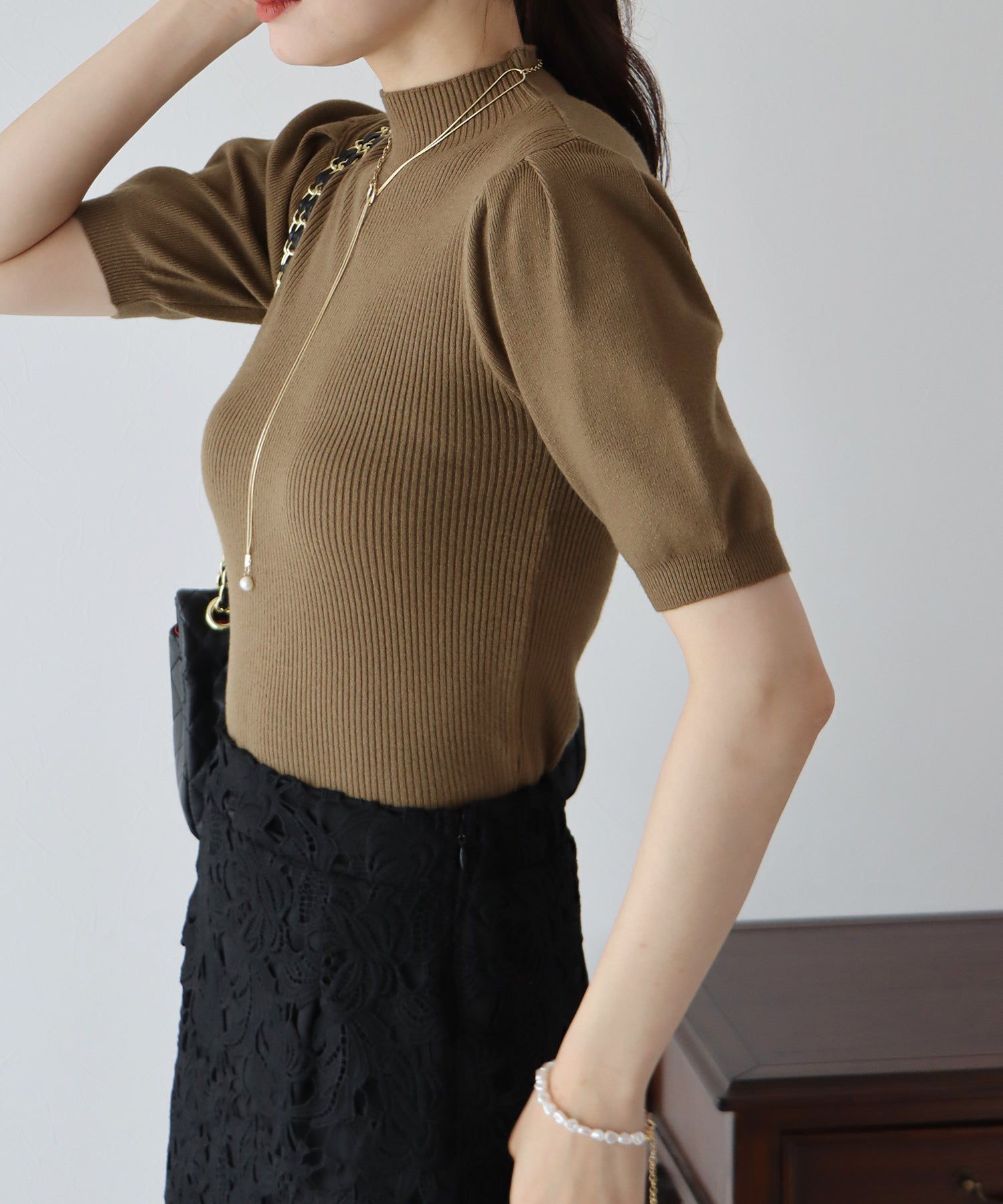 日本 BLUE EAST - 甜美彈性羅紋泡泡袖上衣-咖啡