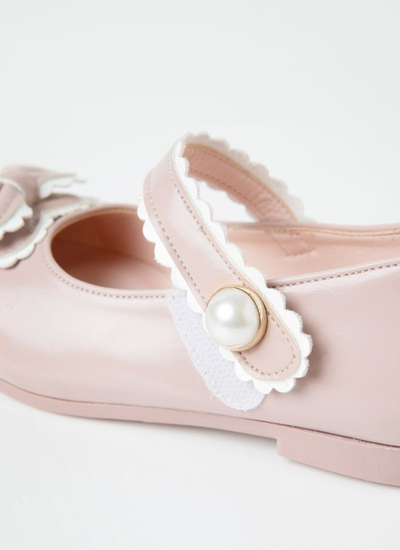 韓國 OZKIZ - 愛心蝴蝶結珠釦裝飾皮鞋-淺粉