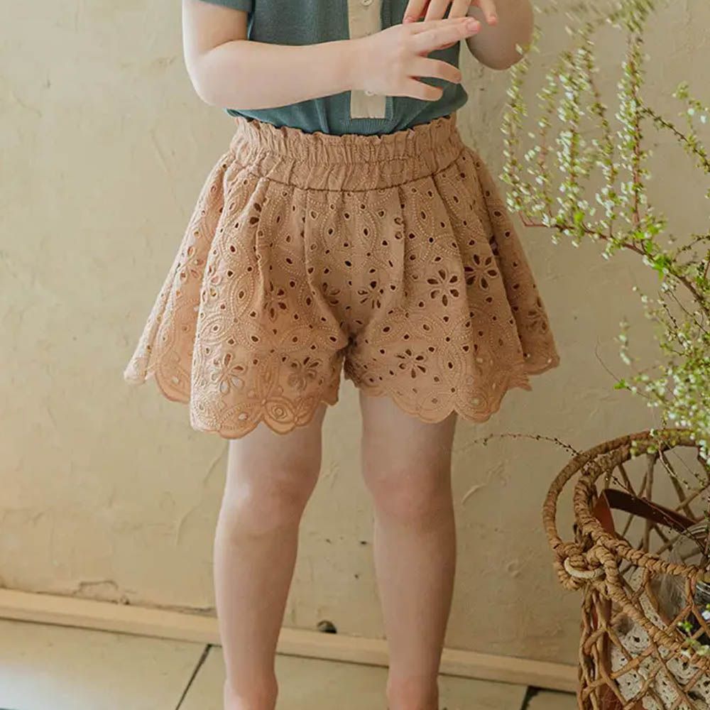鬆緊腰鏤空花朵紋短褲-太妃糖