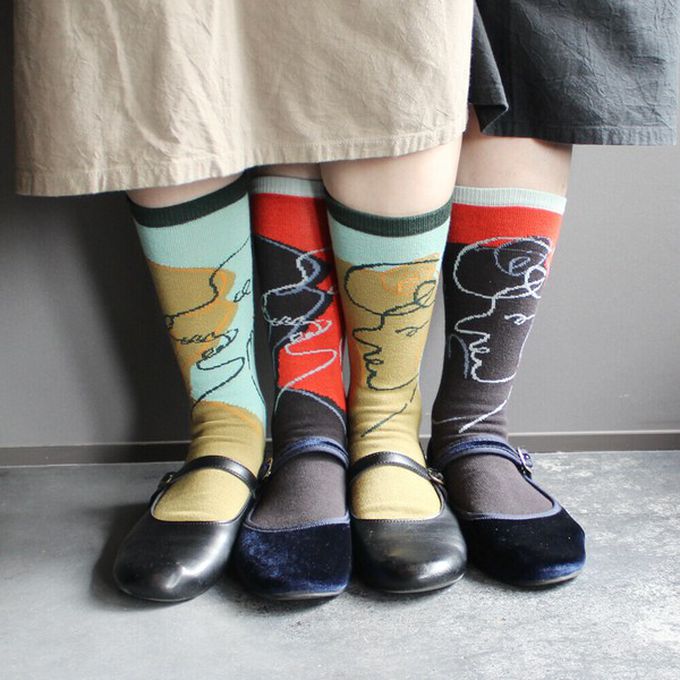 日本女裝代購 - 日本製 伊索寓言印花長襪-旅人與熊-炭灰x紅 (23-25cm)