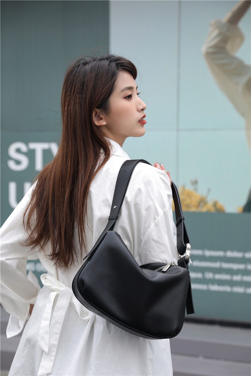 高質感時尚軟牛皮肩背包-白+棕 (28x6x20cm)