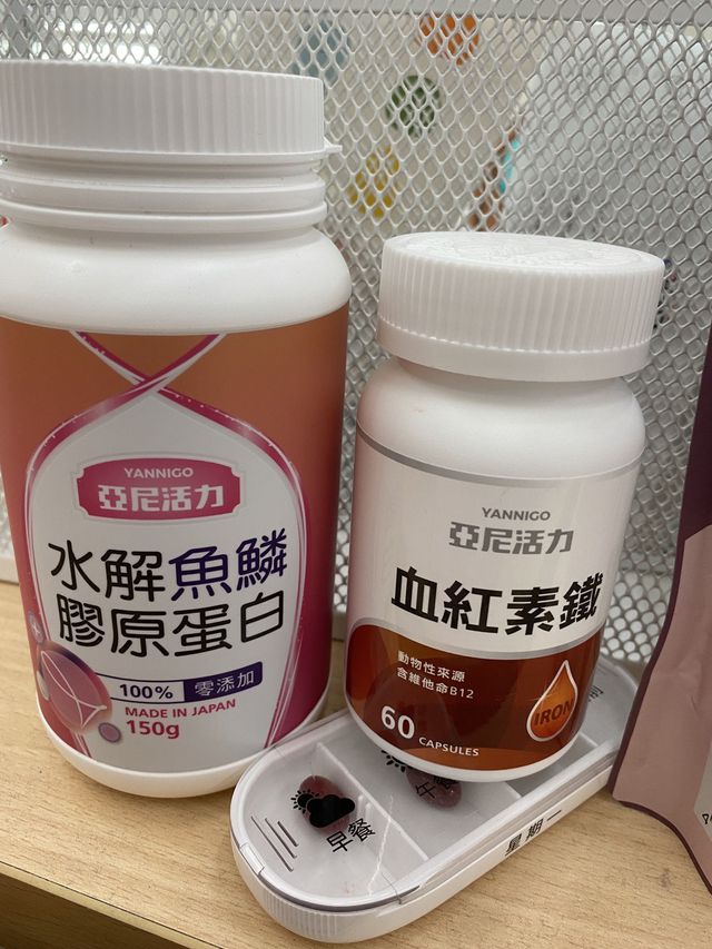 我產後三個多月開始掉，每天地上都一堆一堆的超嚇人，有問醫生為什麼會這樣，他是說如果體質缺鐵就會掉髮。
所以就直接從體內調理，我是補充鐵質+膠原蛋白!! 現在有吃之後就好很多👍