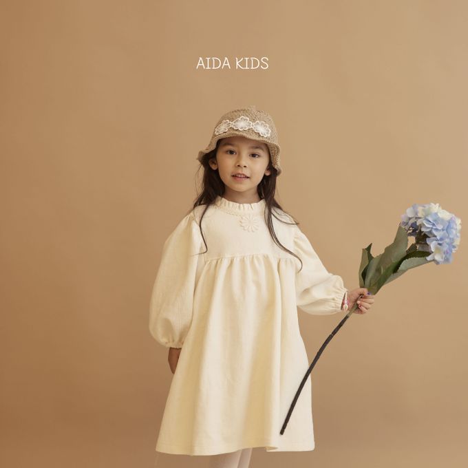 韓國 AIDA - 胸前花雕泡泡袖連身洋裝-象牙白