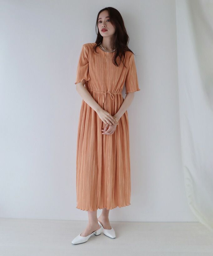 日本 BLUE EAST - 微光澤細摺縮腰短袖洋裝-黑