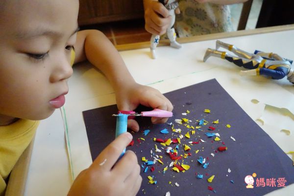 上學好物！小童必備文具美術用品☛德國 LYRA 洞洞筆 ✖ 義大利 GIOTTO 蠟筆 ✖ 美國 ALEX 筆座＆圍裙