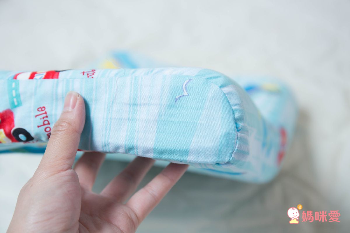 鴻宇 HongYew - 防螨抗菌100%美國棉幼童護頸型天然乳膠枕-交通樂園-1778