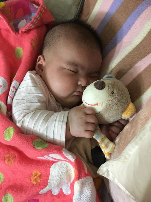 大概只綁了兩個禮拜，因為我家寶貝動著動著手就跑出來了，所幸就不綁了！

側睡是好方法唷！像這樣