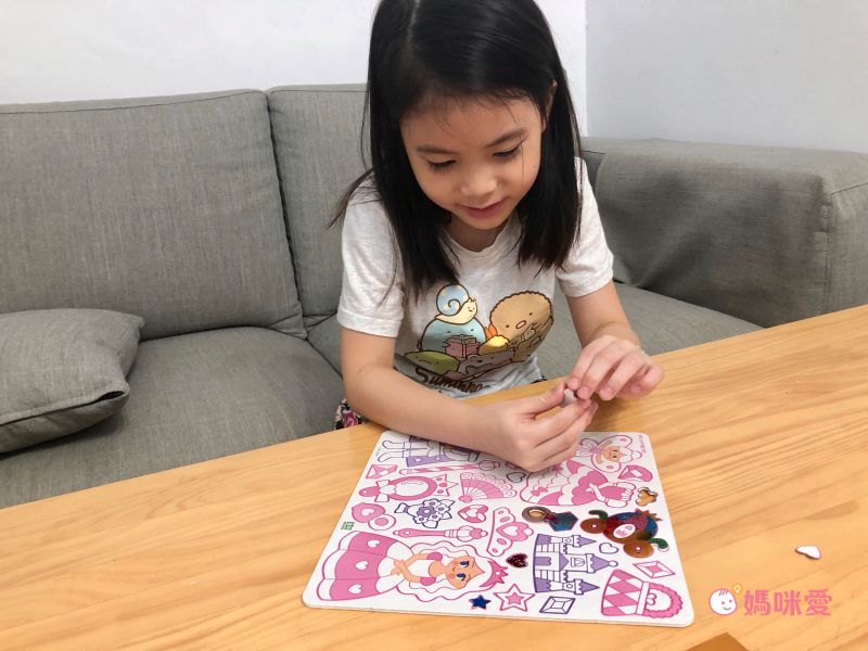 韓國最夯【韓國 ROI BOOKS】閃亮換裝寶石貼、公主彩妝遊戲書