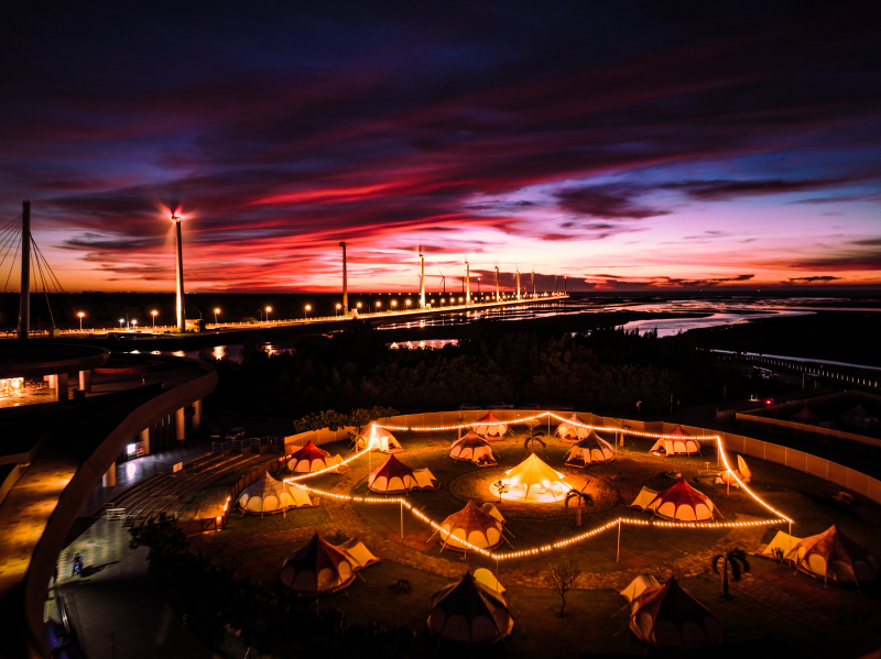 蟬說: 夕陽漫漫 Slowly Sunset Glamping - 平日入住-[豪華露營 5 米水滴帳]/四人房兩大床一泊二食再贈下午茶-12歲(含)以下孩童免費兩位可共食-優惠效期至 2024/01/31