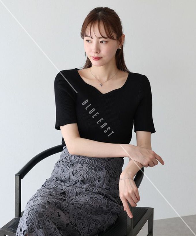 日本 BLUE EAST - 合身羅紋甜美桃心領短袖上衣-黑