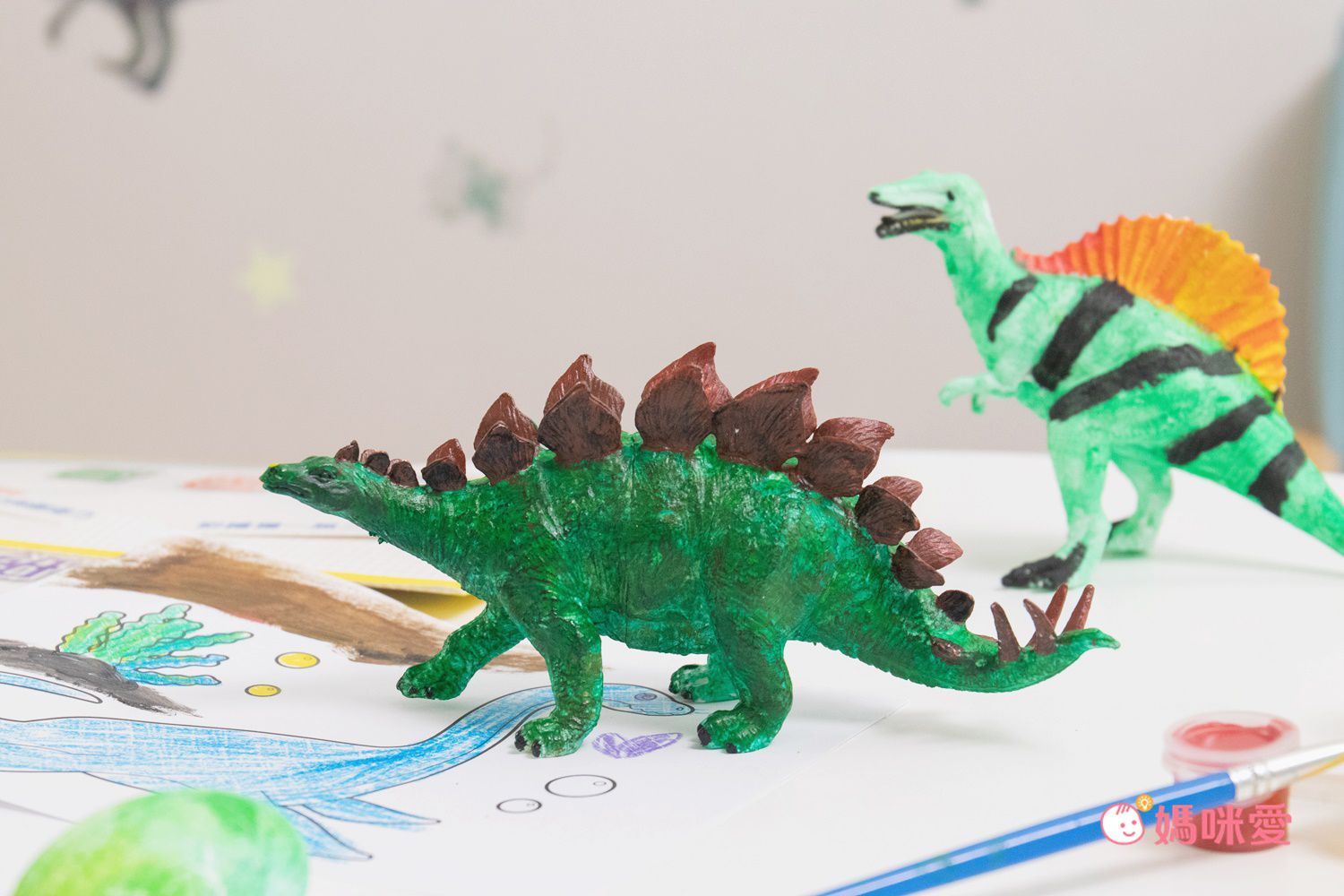樂彩森林 - DIY恐龍彩繪組-腕龍(內附恐龍模型與10張恐龍畫紙) (22x6x18)