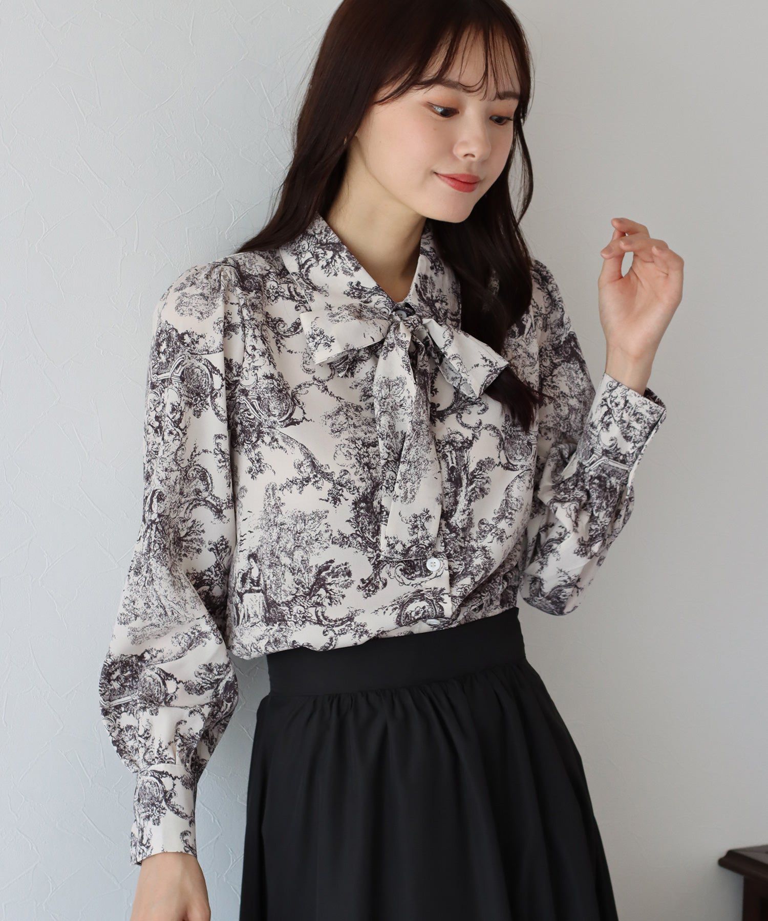 日本 BLUE EAST - 優雅紐結雪紡長袖襯衫-印花-淺杏