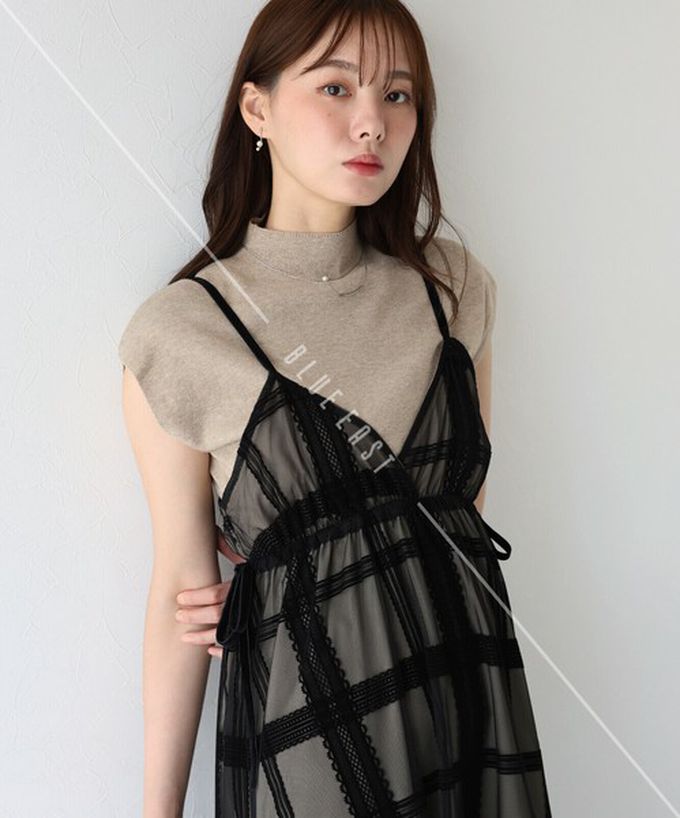 日本 BLUE EAST - 甜美植絨大格紋吊帶背心洋裝-卡其