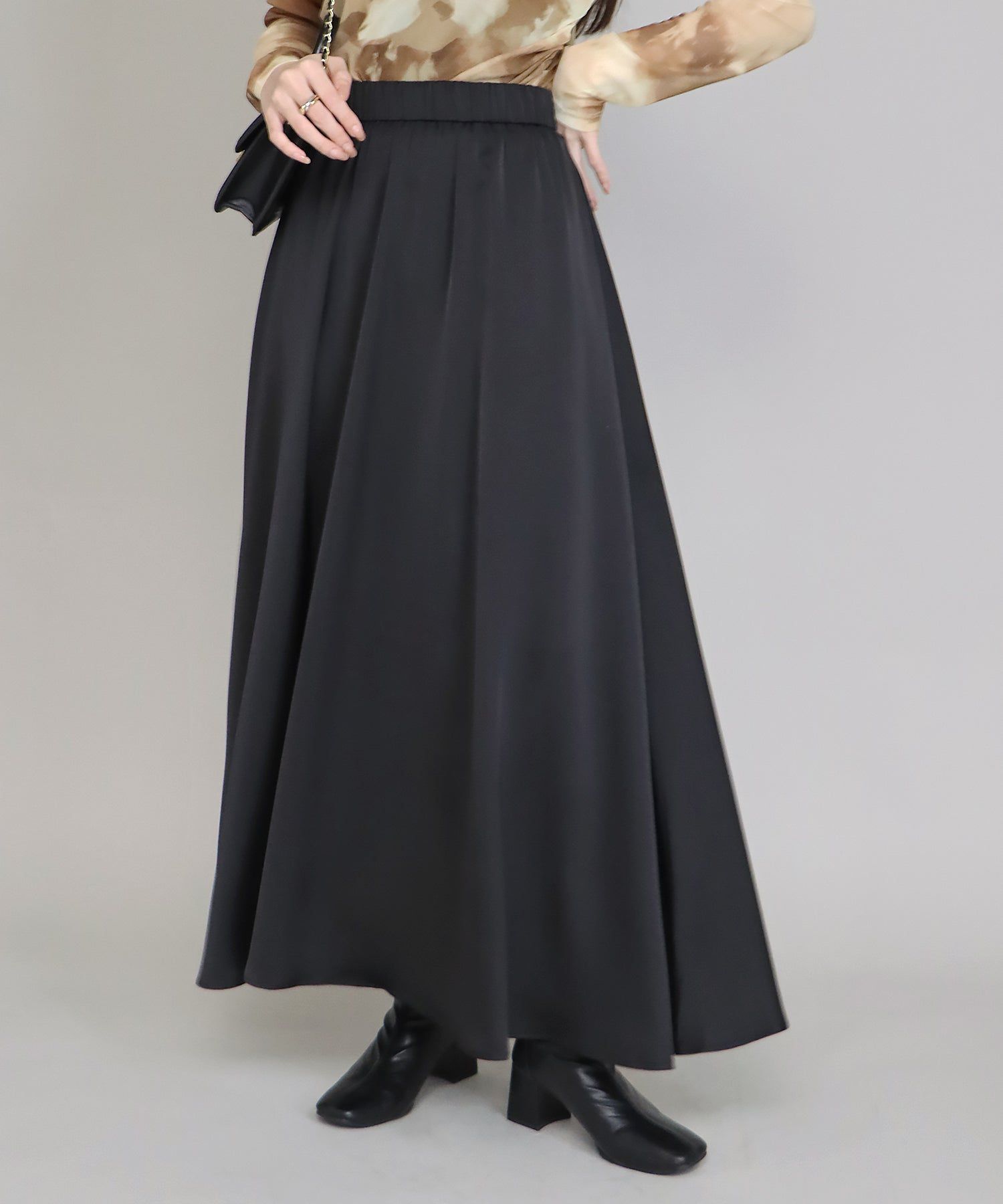 日本 BLUE EAST - 柔軟緞面光澤修身長裙-淺米杏