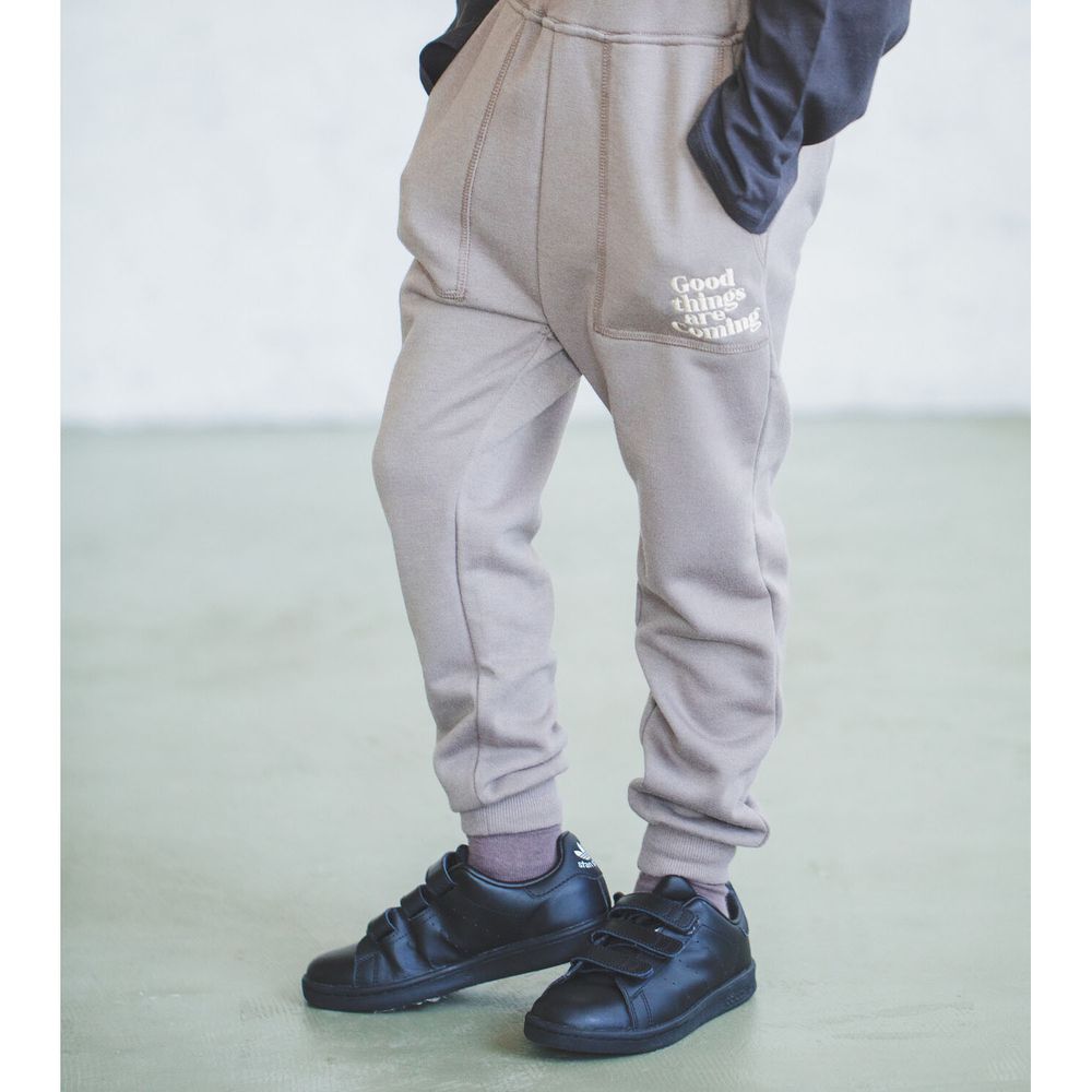 日本 PAIRMANON - 裏毛 休閒刺繡束腿長褲-摩卡