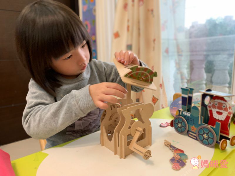 親子天下 - 合購組★勇敢小火車-耶誕老公公夏日旅行 賴馬互動遊戲繪本+賴馬最棒的禮物桌遊+松木機關小火車-限量加贈【AR互動大海報＋情緒著色卡+賴馬勇氣貼紙】