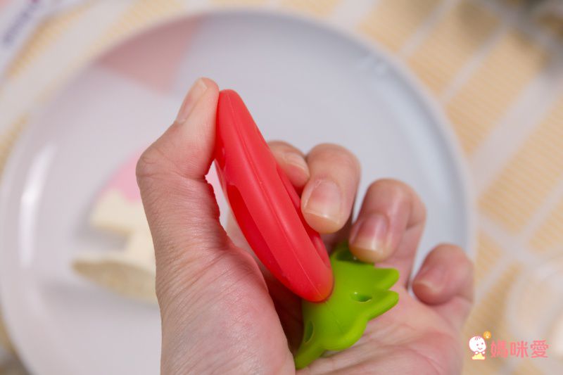 日本 Richell 利其爾 - 咬咬固齒器_(附盒)-魔力菇-紅/白 (6x4x8cm)-3m以上適用