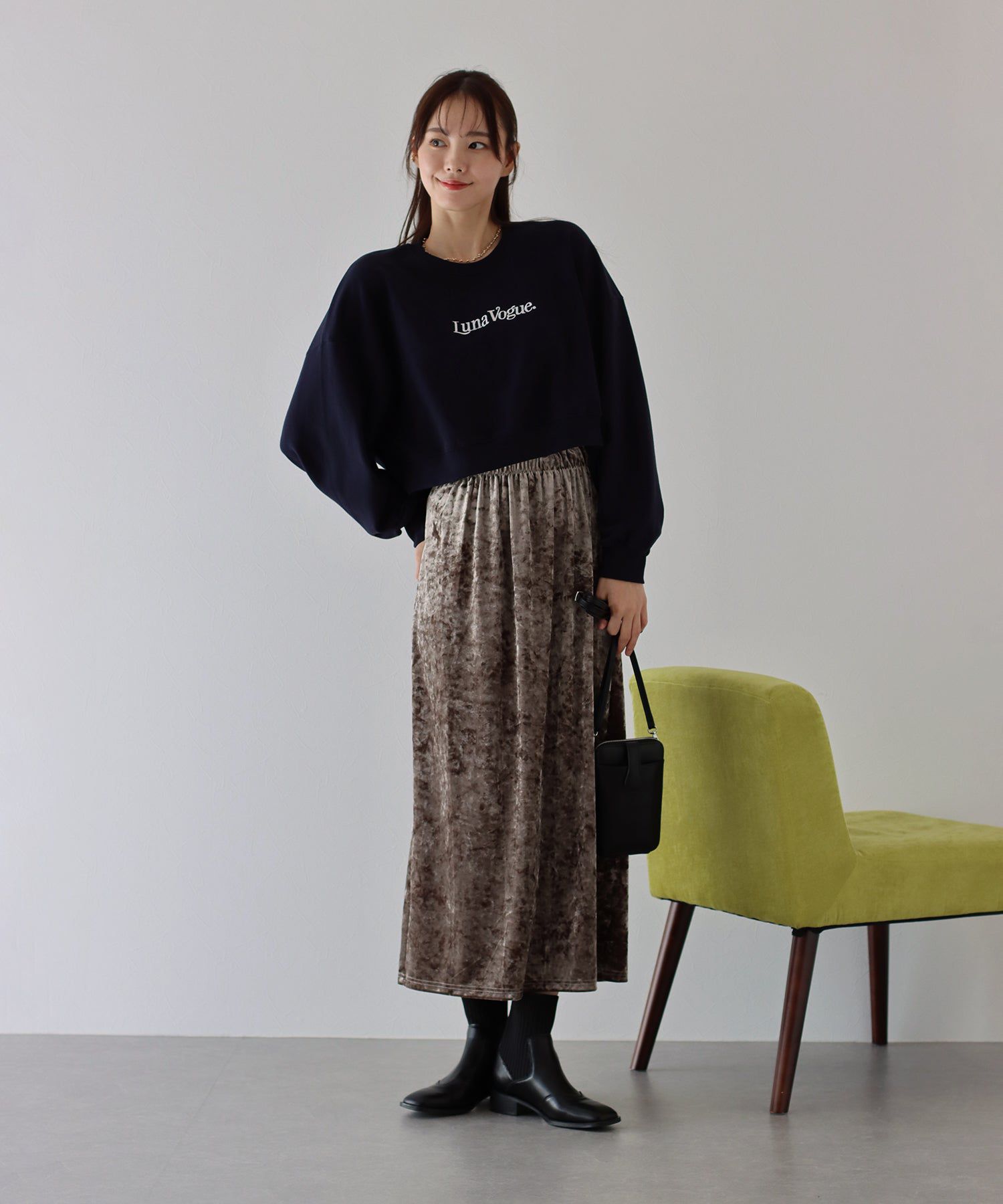 日本 BLUE EAST - 優雅絲絨感後開叉鬆緊長裙-淺摩卡