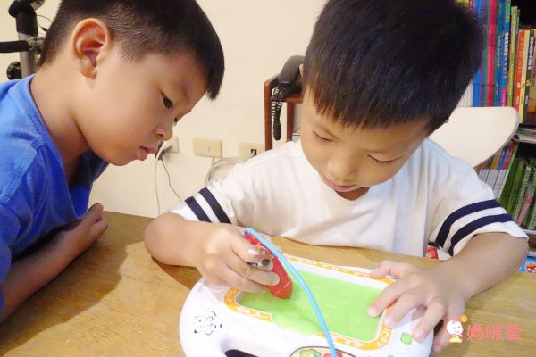 化身飛行員探索世界【Vtech】聲光探索地球儀