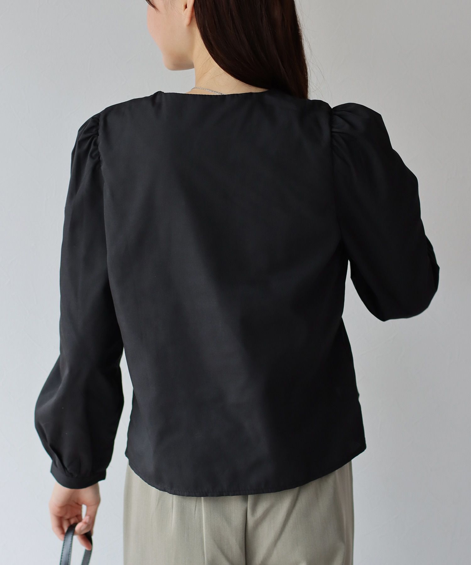 日本 BLUE EAST - 氣質V領前綁帶長袖上衣-黑