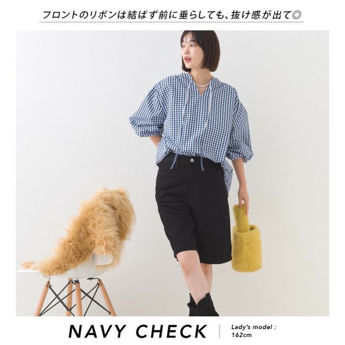 日本 OMNES - 柔滑科技棉 俐落感綁帶澎袖上衣-格子-海軍藍