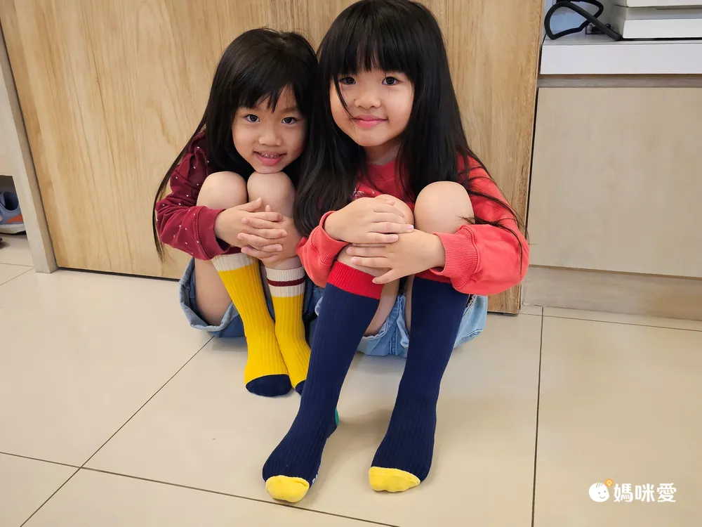曼＆柔穿上後直呼超級舒服！貼合腿型之外，也不容易因為跑跳就鬆垮！加上有防滑矽膠的襪底，讓孩子在家蹦蹦跳跳也不擔心～